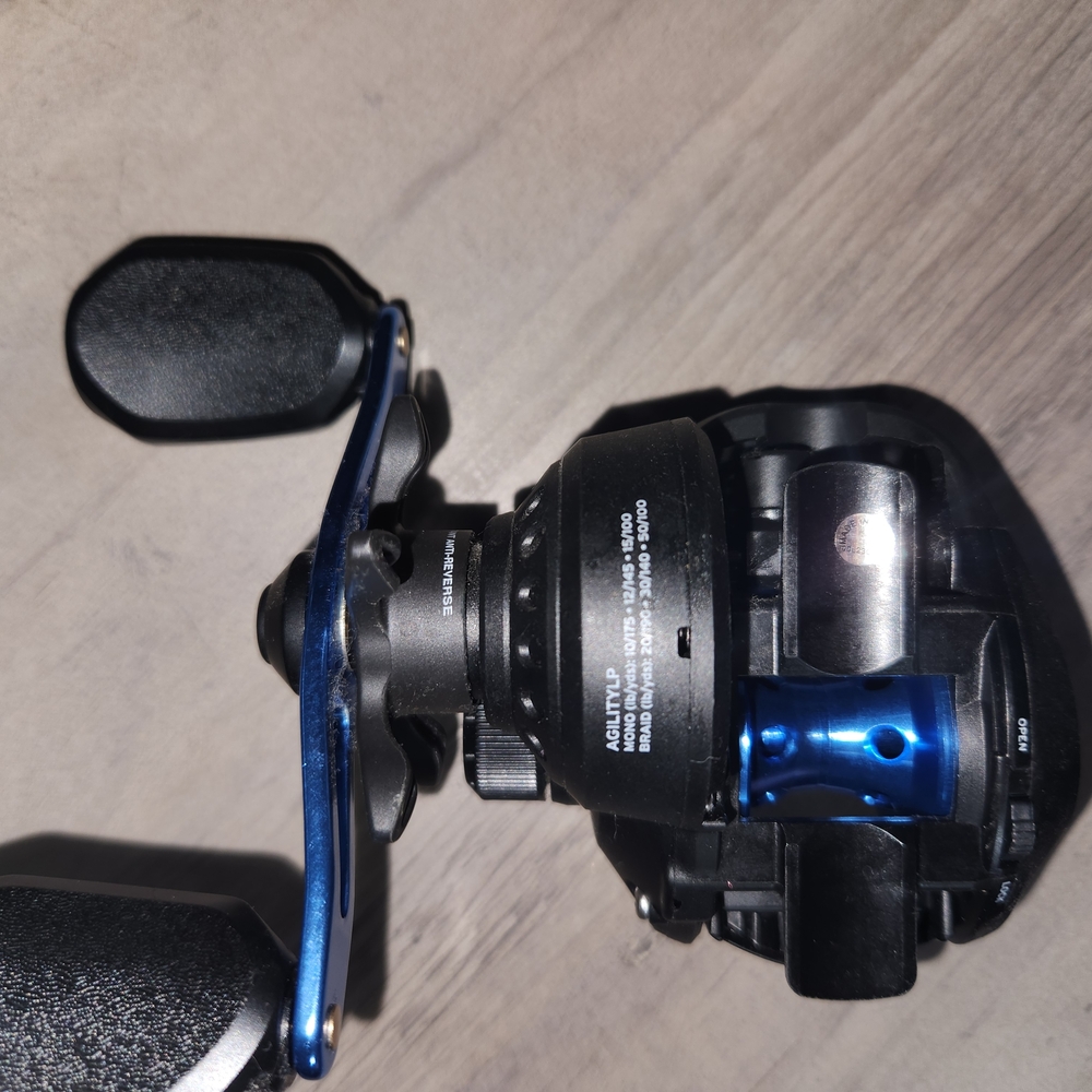 Shakespear Agility Low Profile Reel - Black and Blue - Picture 3 of 6